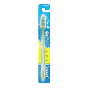 Зубная щетка Oral-B Чистота-Свежесть-Сила-40 средняя щетина