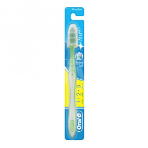 Зубная щетка Oral-B Чистота-Свежесть-Сила-40 средняя щетина